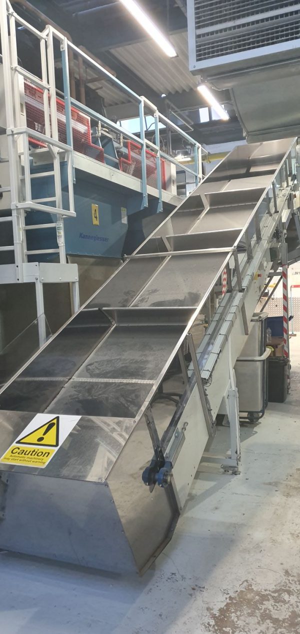 Inclined conveyor with weigh scale